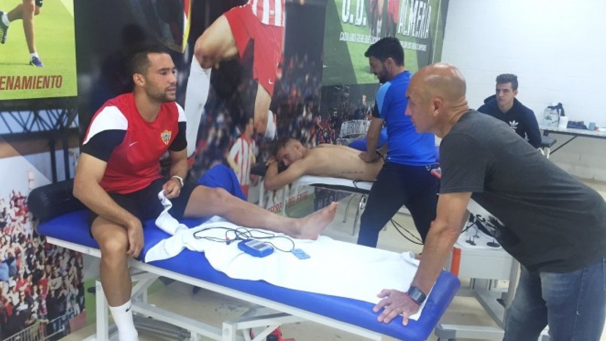 Jorge Borelli, ayudante de Goro, se interesa por el estado de Quique.