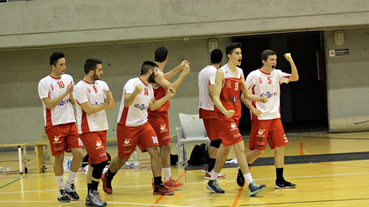 Los jugadores celebrando la victoria.
