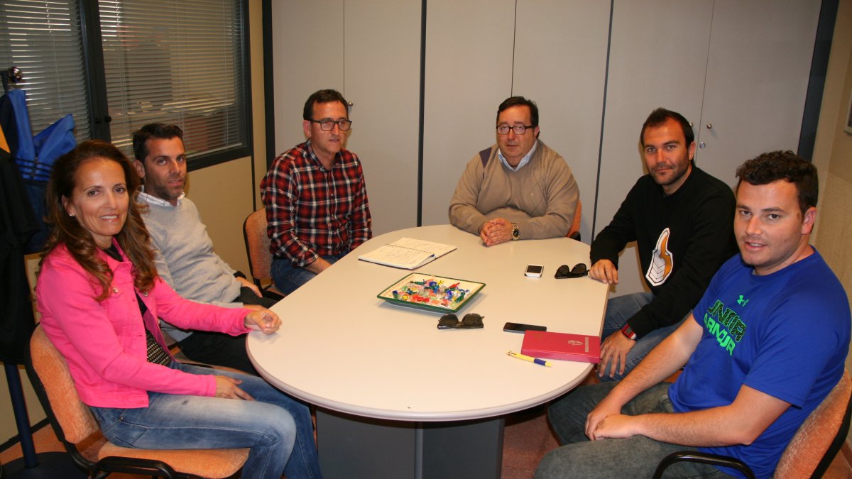 José Juan Rubí reunido con las fuerzas vivas del fútbol roquetero.