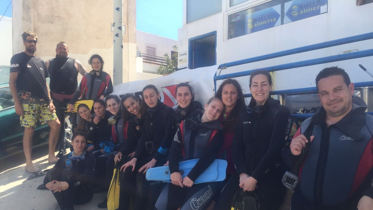 El equipo senior femenino preparado para la inmersión.