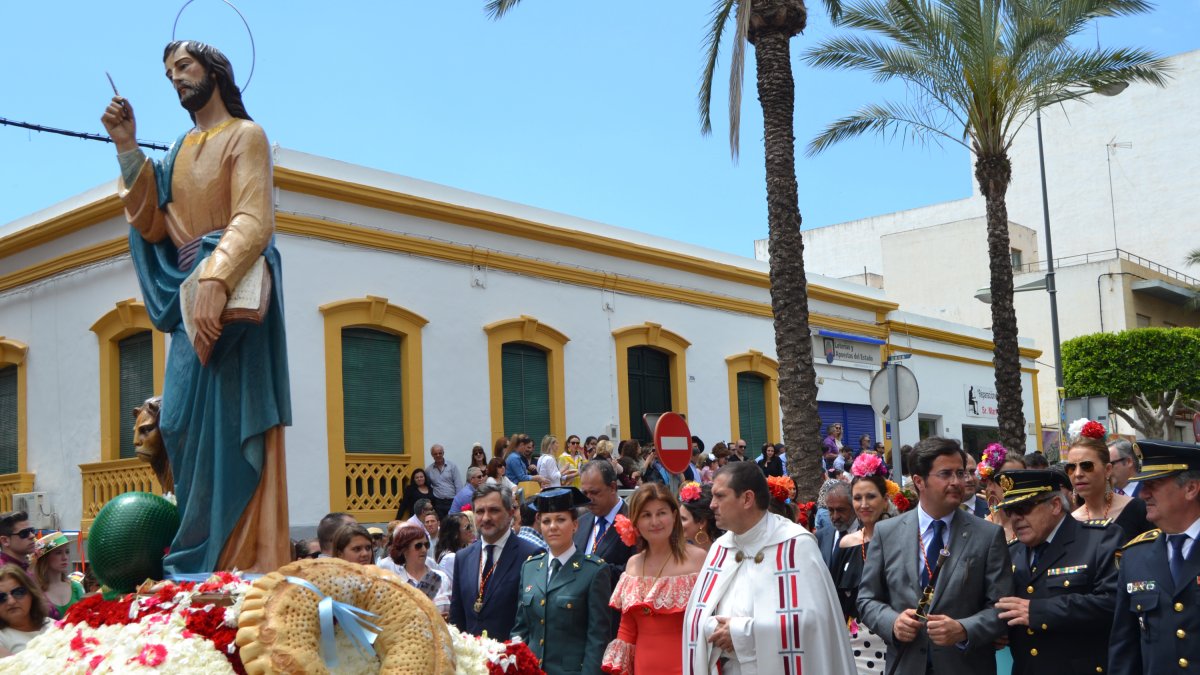 Francisco Góngora, alcalde de El Ejido; y Alejandro Moreno, párroco, situados entre distintas representaciones institucionales, en la procesión-romer
