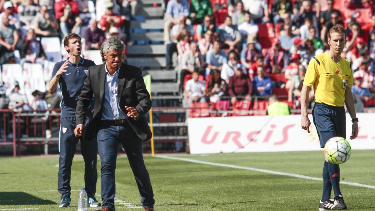 Pipo Goro, en la banda esperando un balón.