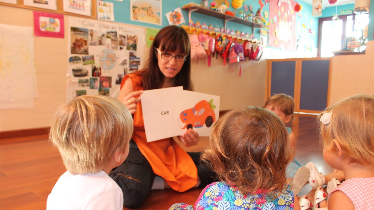 Una profesora de una escuela de El Saliente, junto con varios niños.