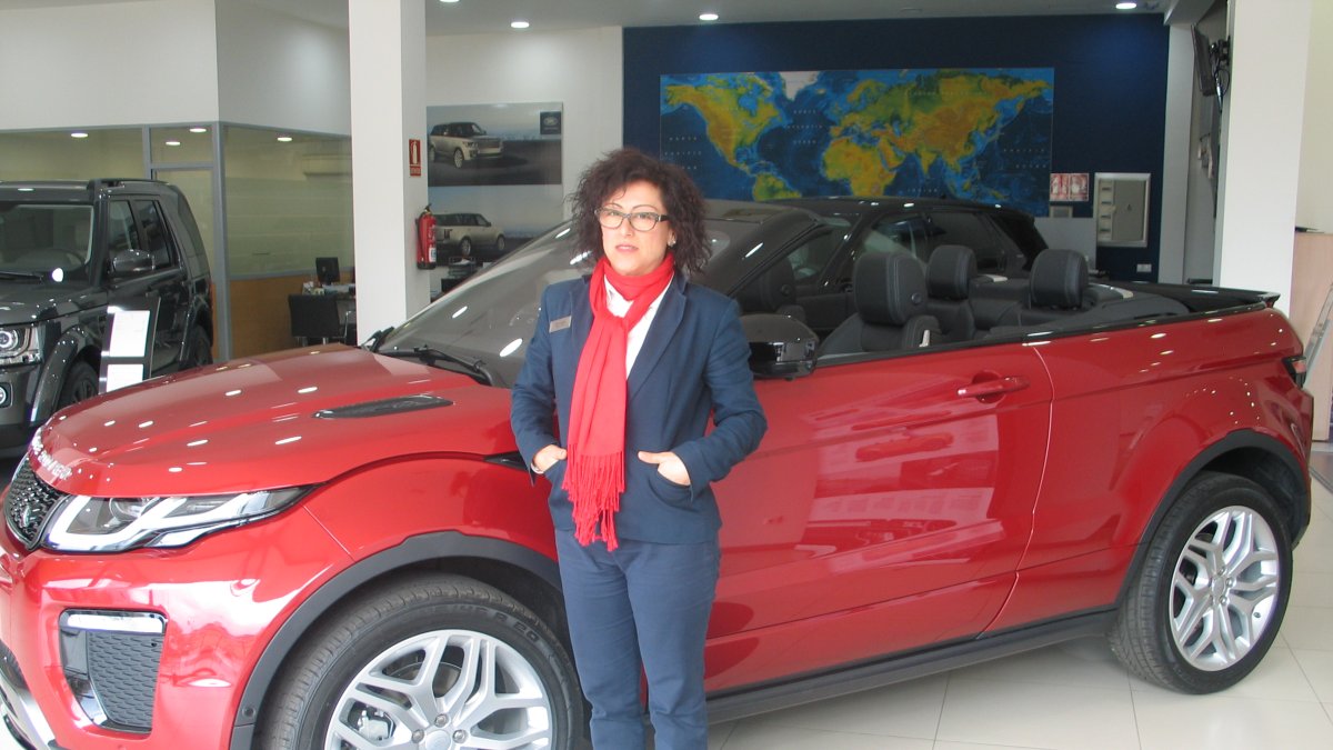 Vanessa Valverde del departamento de ventas de Nieto Motor