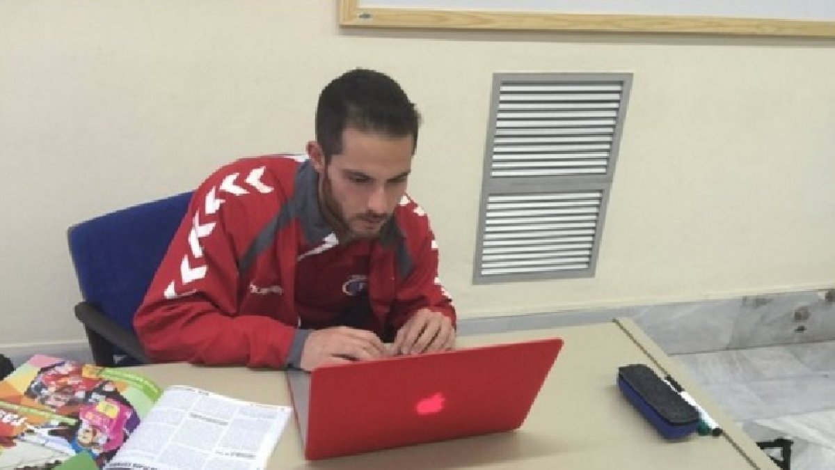 Agustín Collado tomando apuntes de los rivales.