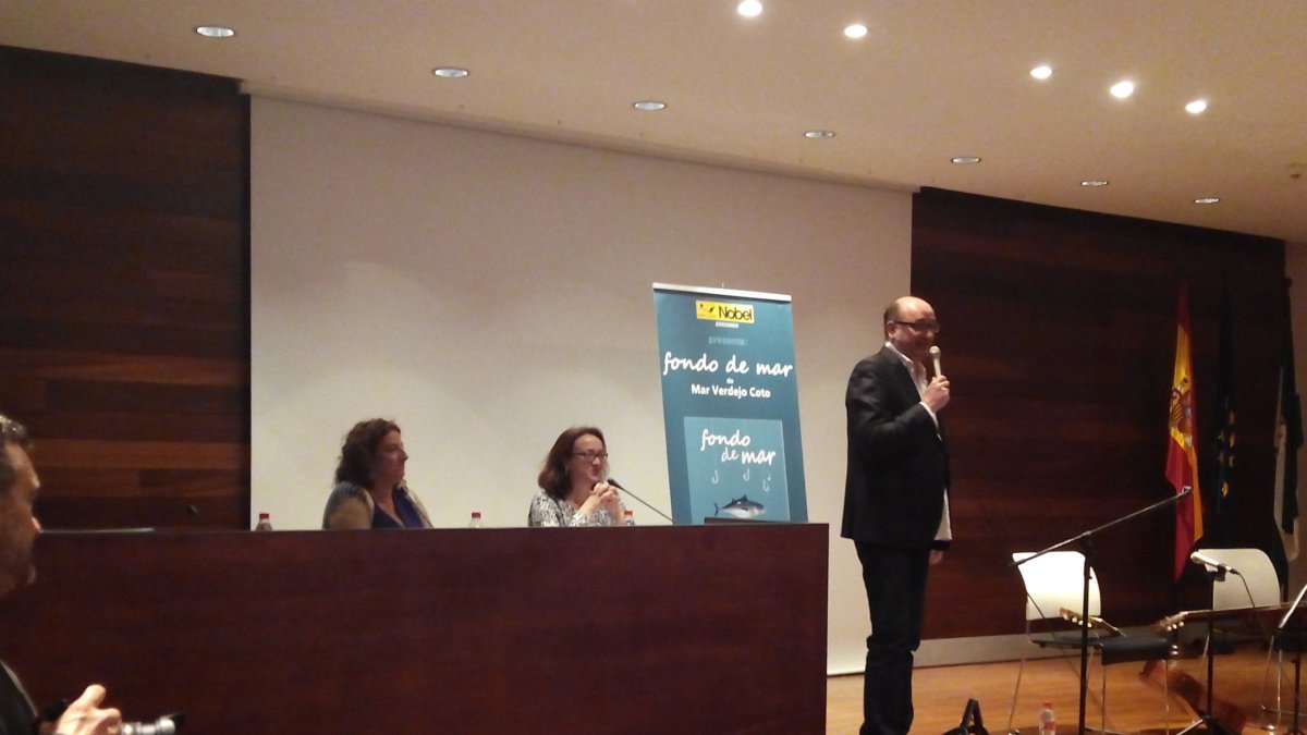 Con amigos fue como Verdejo presentó su nuevo libro.