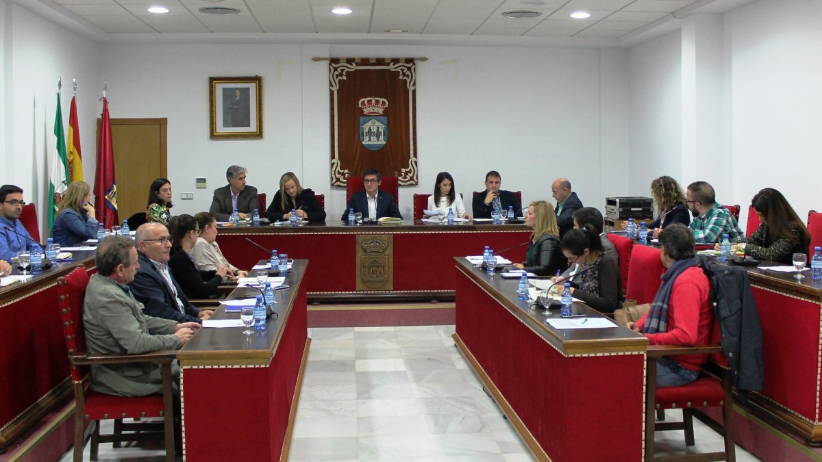 Imagen de archivo de una sesión plenaria en el Ayuntamiento de Adra.