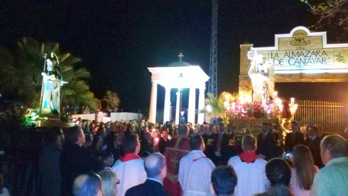 La Santa Cruz del Voto y San Antonio, copatrón, a su llegada al Templete.