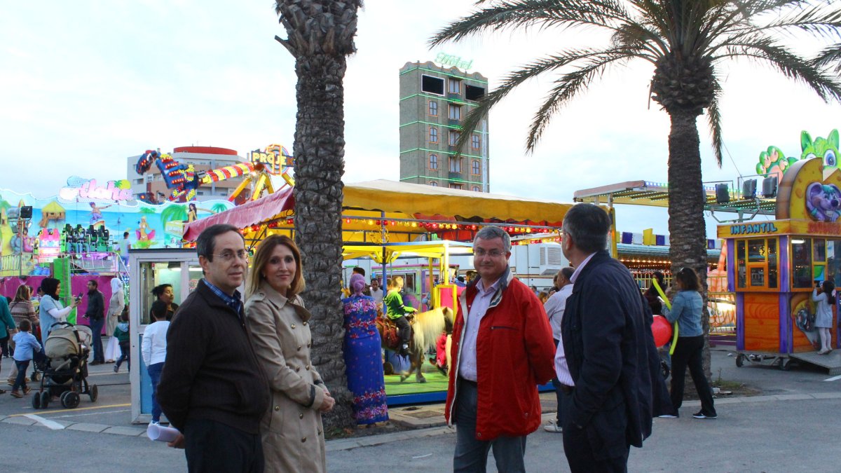 La concejala de Cultura, Julia Ibáñez, junto con técnicos del Ayuntamiento revisando el recinto ferial para que todo esté en perfectas condiciones.