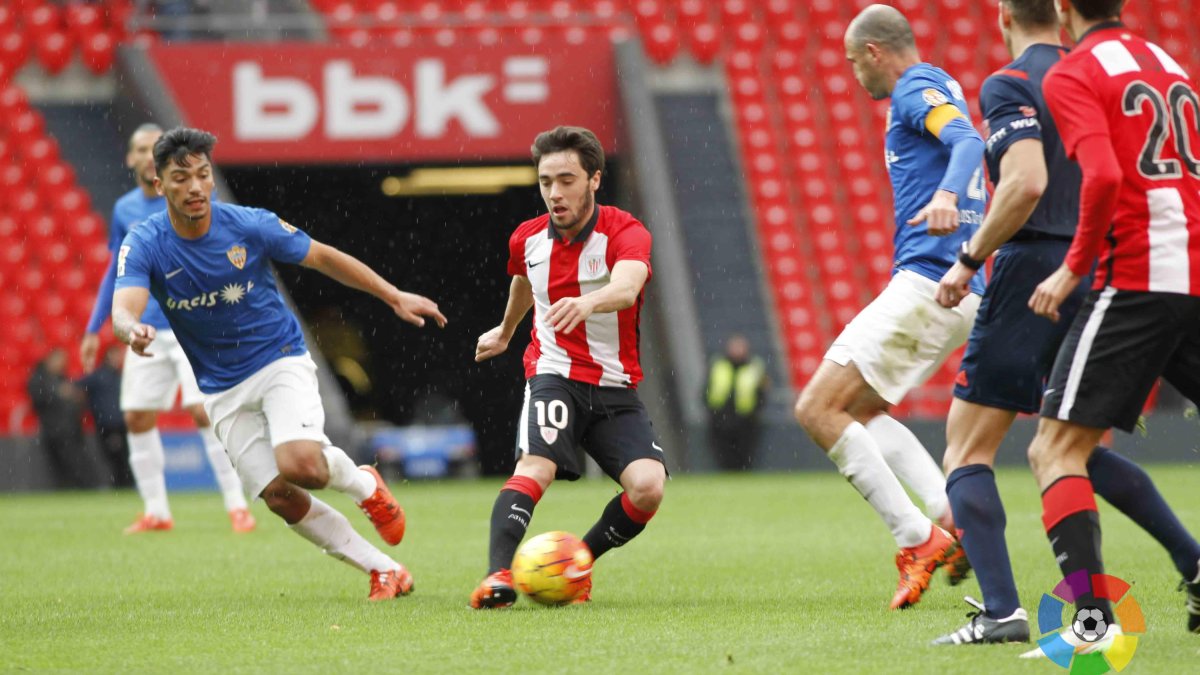 Una jugada del partido de la primera vuelta.