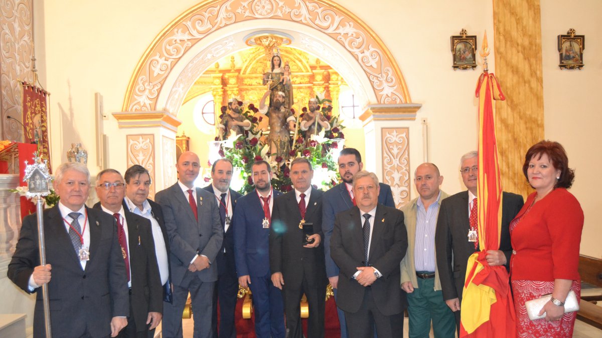 El alcalde de Abla, con el delegado de Agricultura, los hermanos mayores, salientes y entrantes, con el presidente de la Hermandad Patronal y hermano