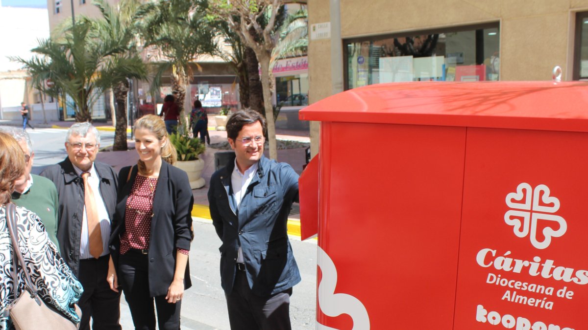 El alcalde visitó la instalación de los contenedores.