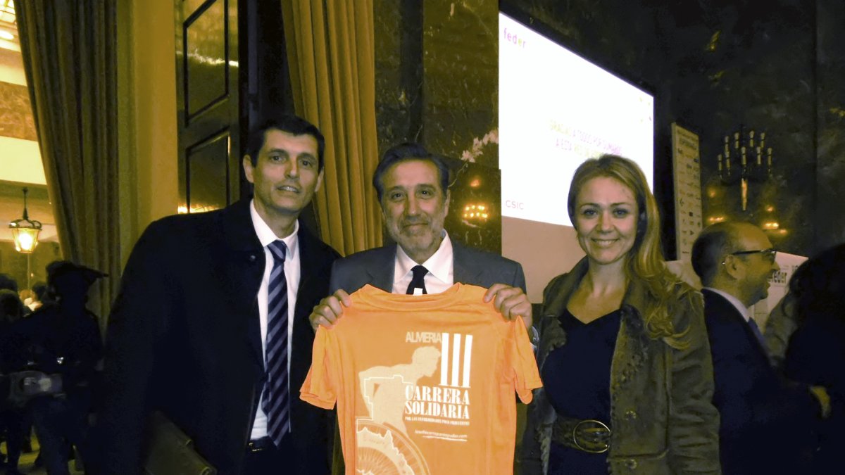 Emilio Aragón anima a participar en la carrera solidaria de Almería.