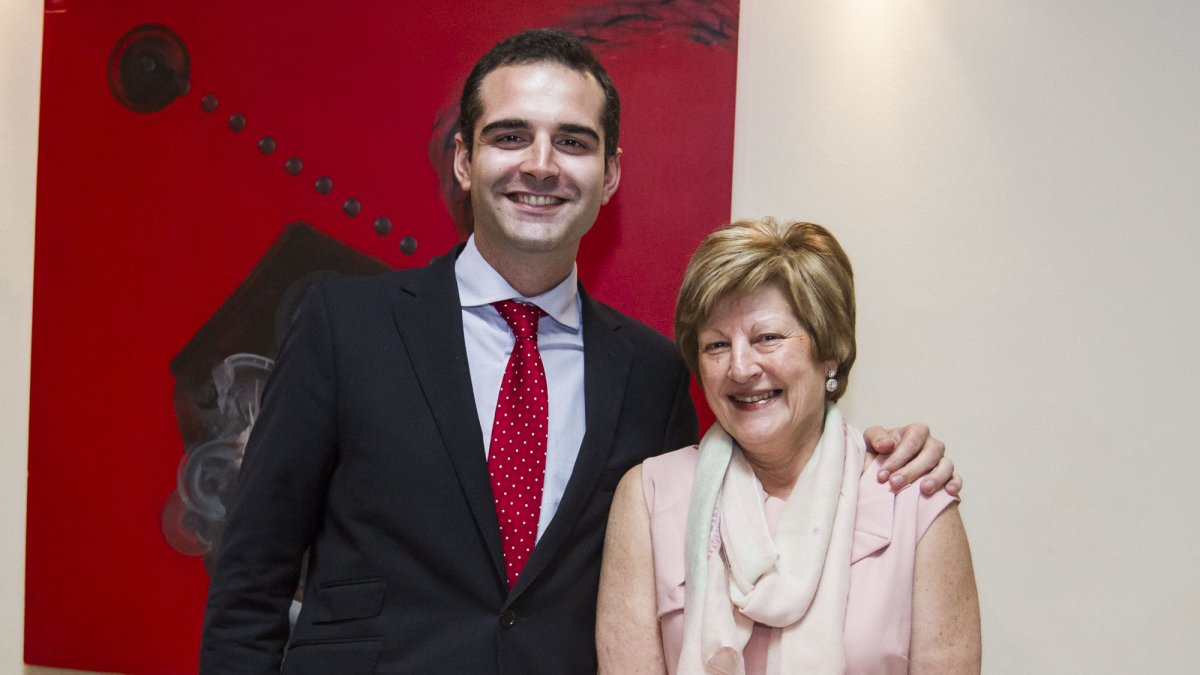 Fernández-Pacheco junto a la funcionaria Carmen Felices