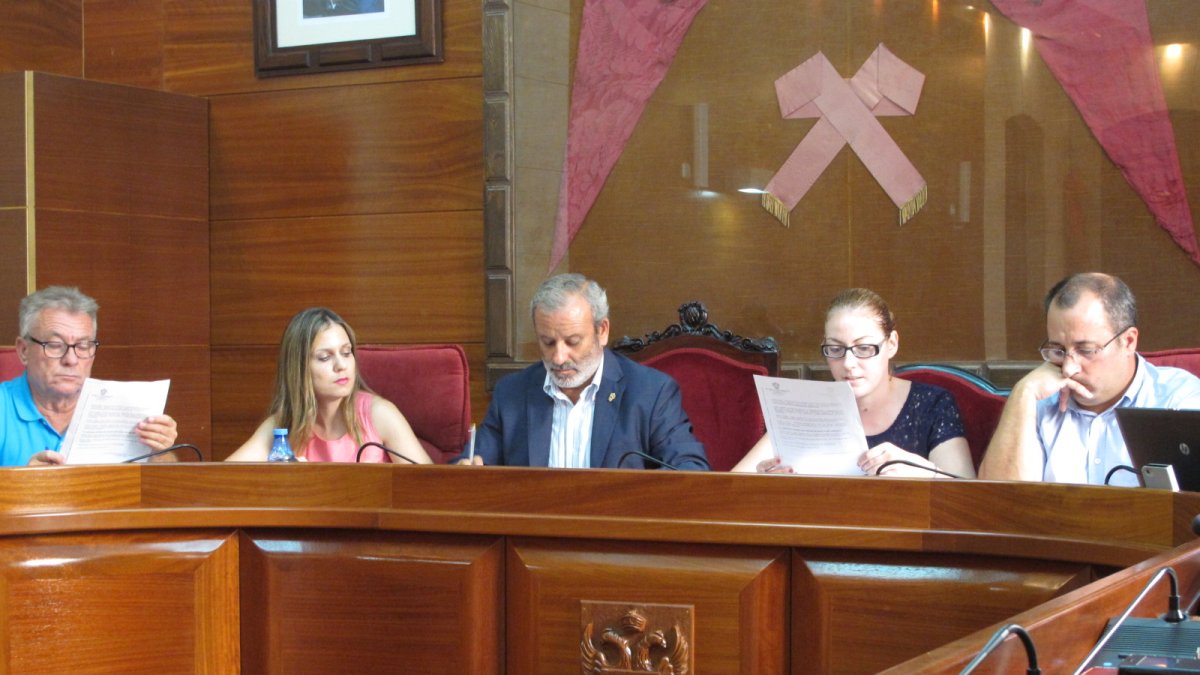 Pleno del Ayuntamiento de Vera, celebrado a finales de julio de 2015, con Félix López ya como alcalde.