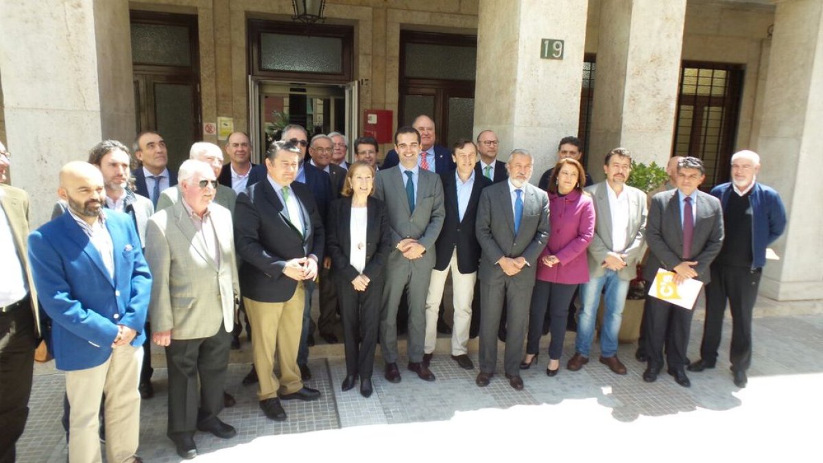 Foto de familia antes de la reunión de ayer con Ana Pastor.