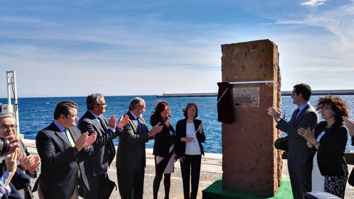 La ministro descubre la placa en el acto de inauguración