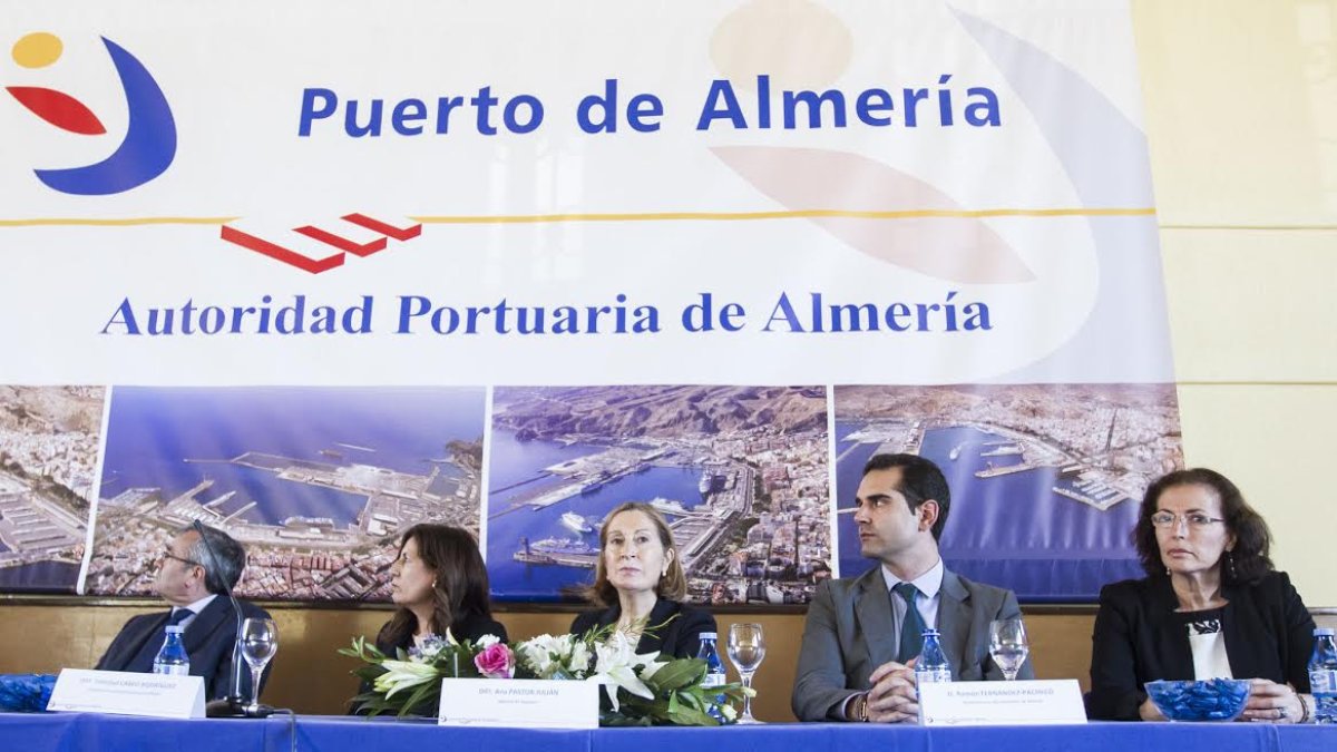 La ministra de Fomento en funciones en la inauguración de la 1ª fase del dique de Poniente.