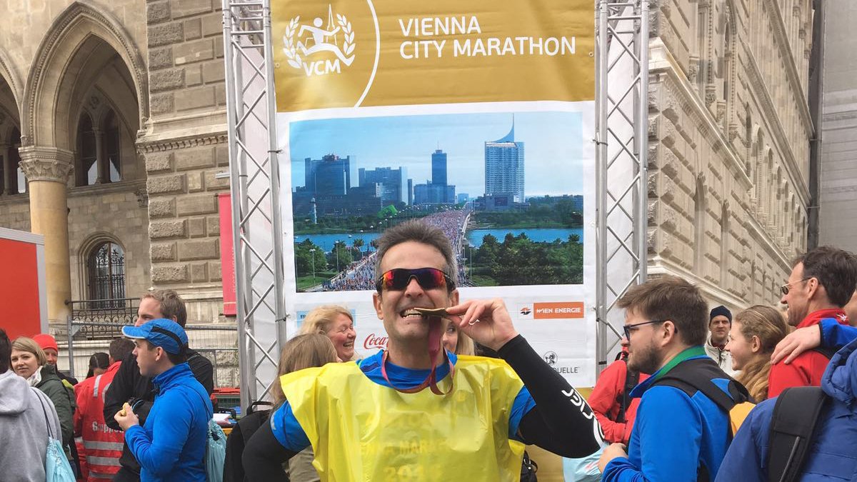 El traumatólogo y maratoniano Antonio Ríos en el maratón de Viena.