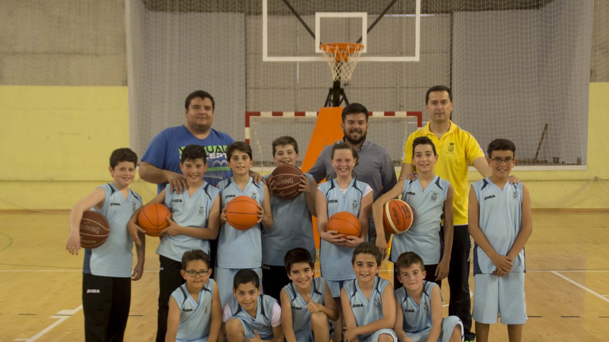 El equipo posa con su concejal de deportes.