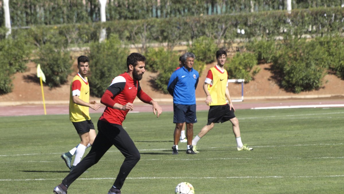 Goro siguiendo una jugada de Cuéllar.