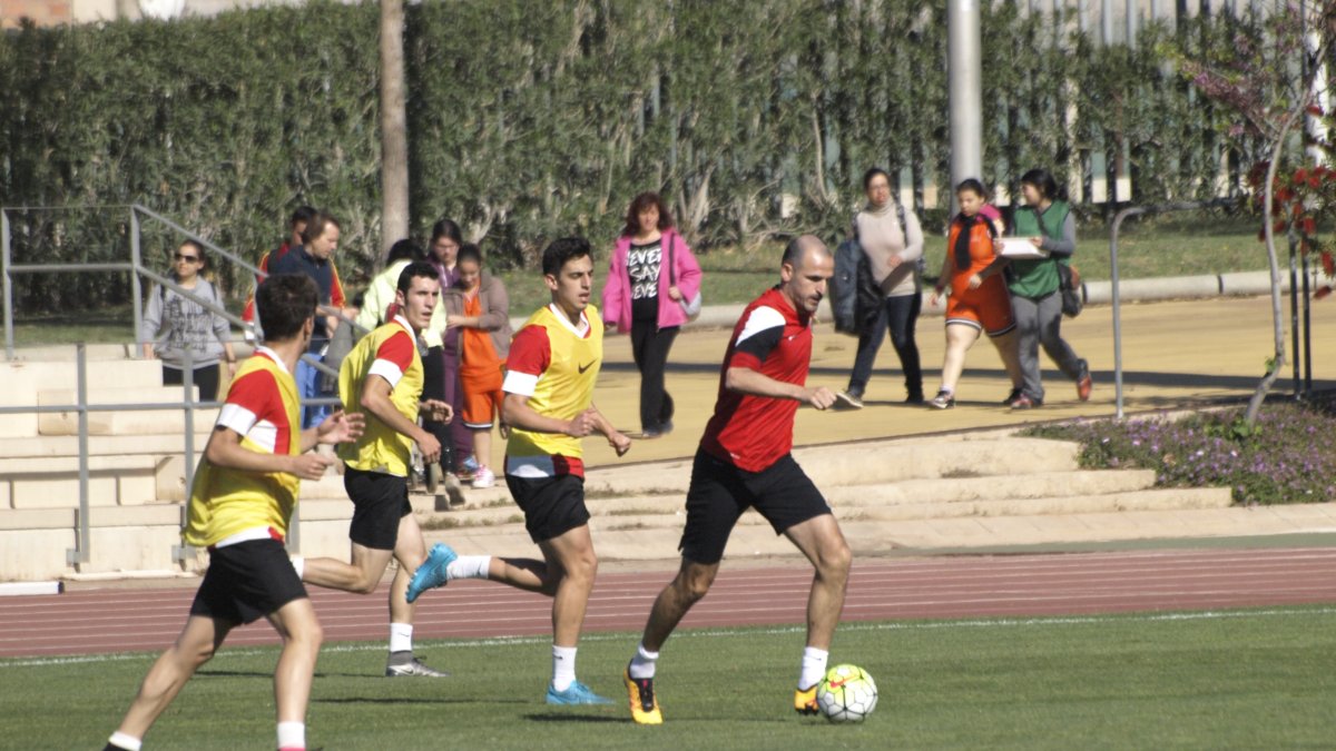 Fernando Soriano perseguido por los Juveniles.