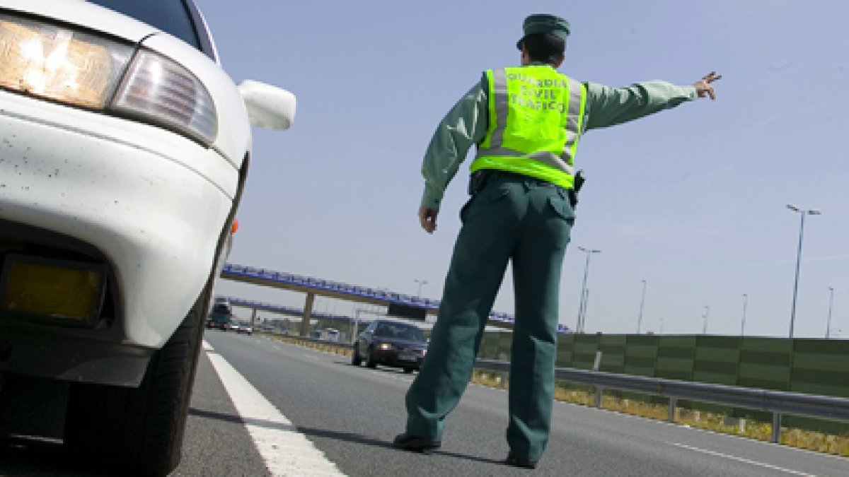 Un agente de la Guardia Civil en un control de velocidad.