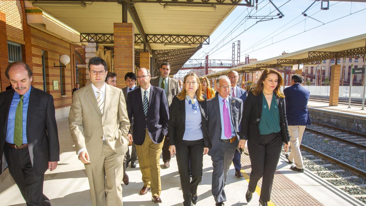 La ministra Ana Pastor en una última visita a la estación de ferrocarril de Almería.