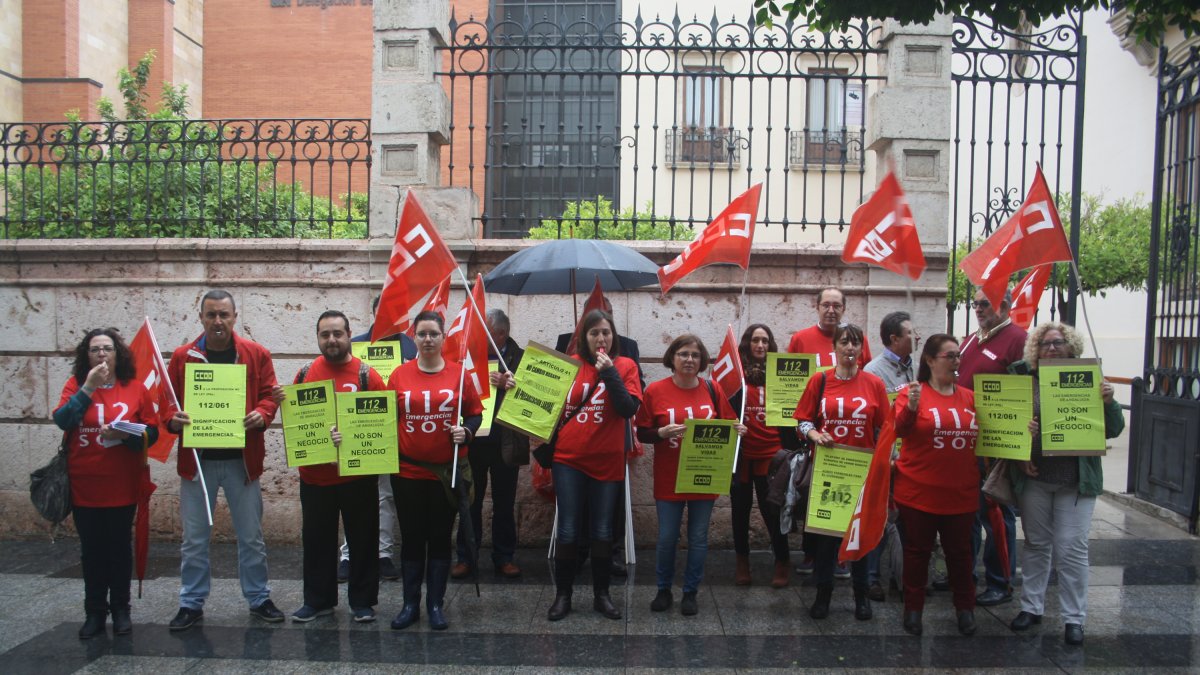 Trabajadores del Teléfono de Emergencias 112 protestan por sus condiciones laborales.