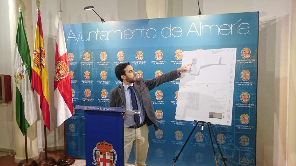El concejal Carlos Sánchez presenta la remodelación de la calle Ledesma.