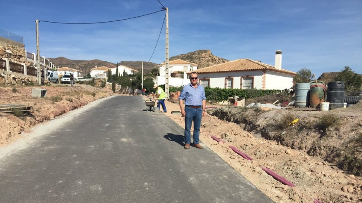 El alcalde en las obras que se están realizando en Limaria.