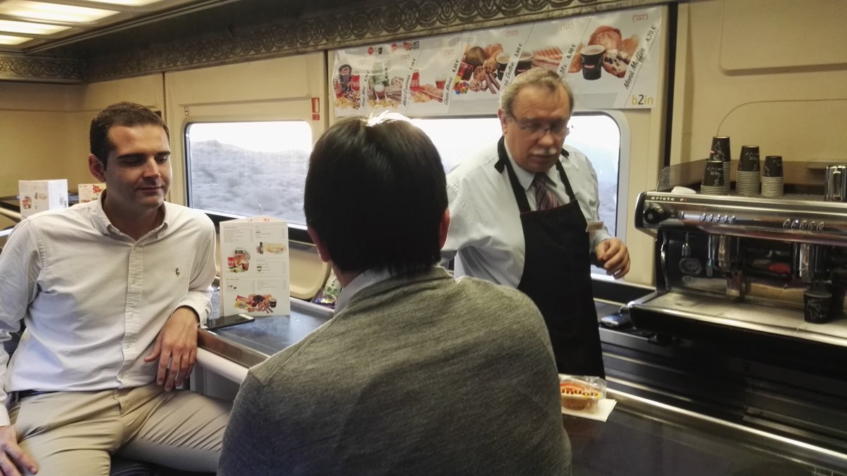 El alcalde acompañó ayer martes a la Mesa del Ferrocarril en su viaje a Madrid.