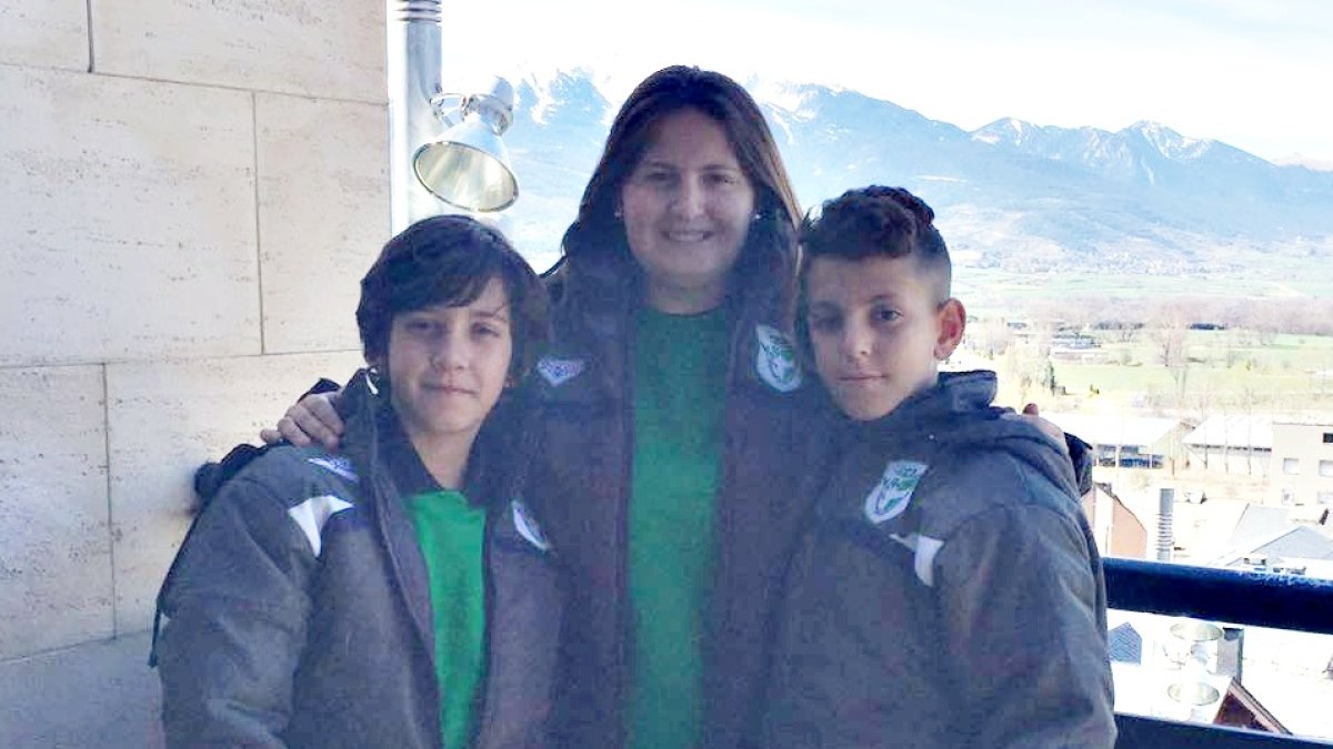 Los jugadores con Rocío la educadora.