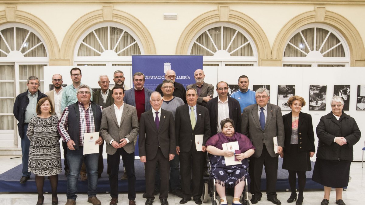 Foto en familia tras la entrega de las ayudas.