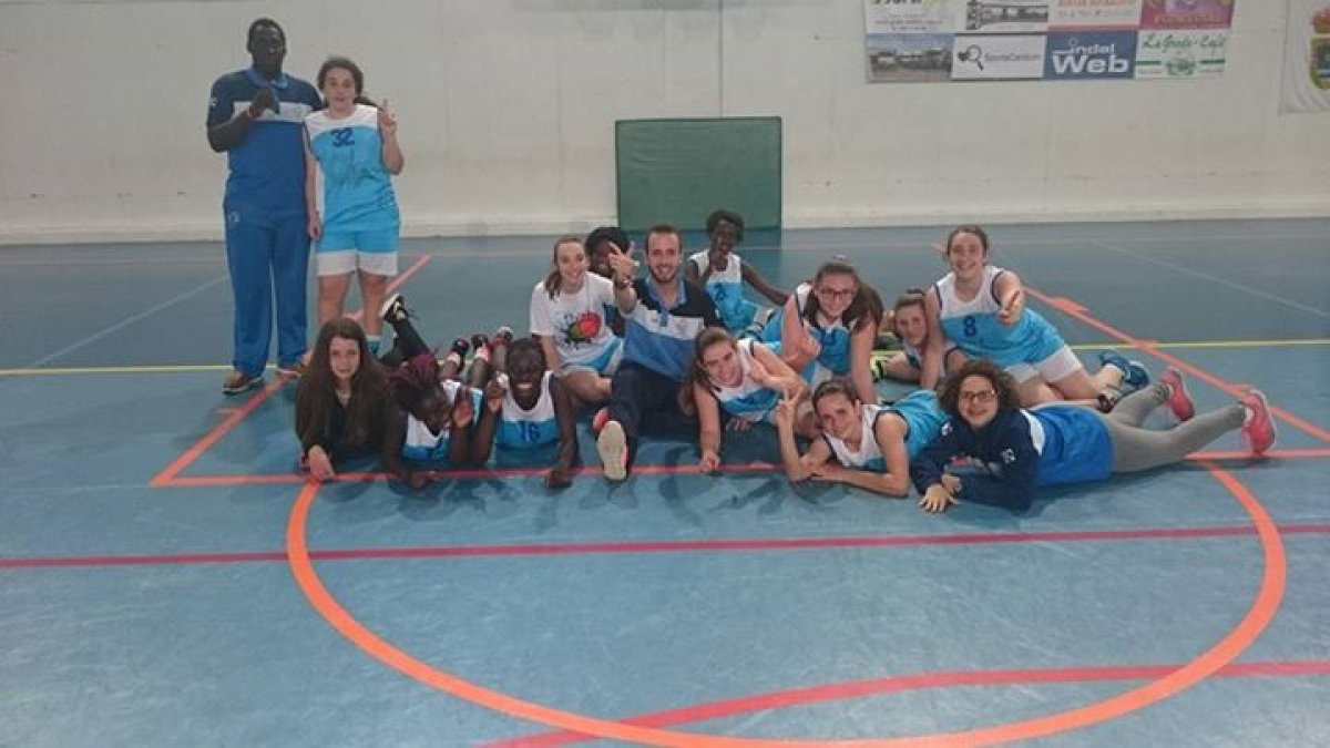 Las campeonas celebran sobre la pista.