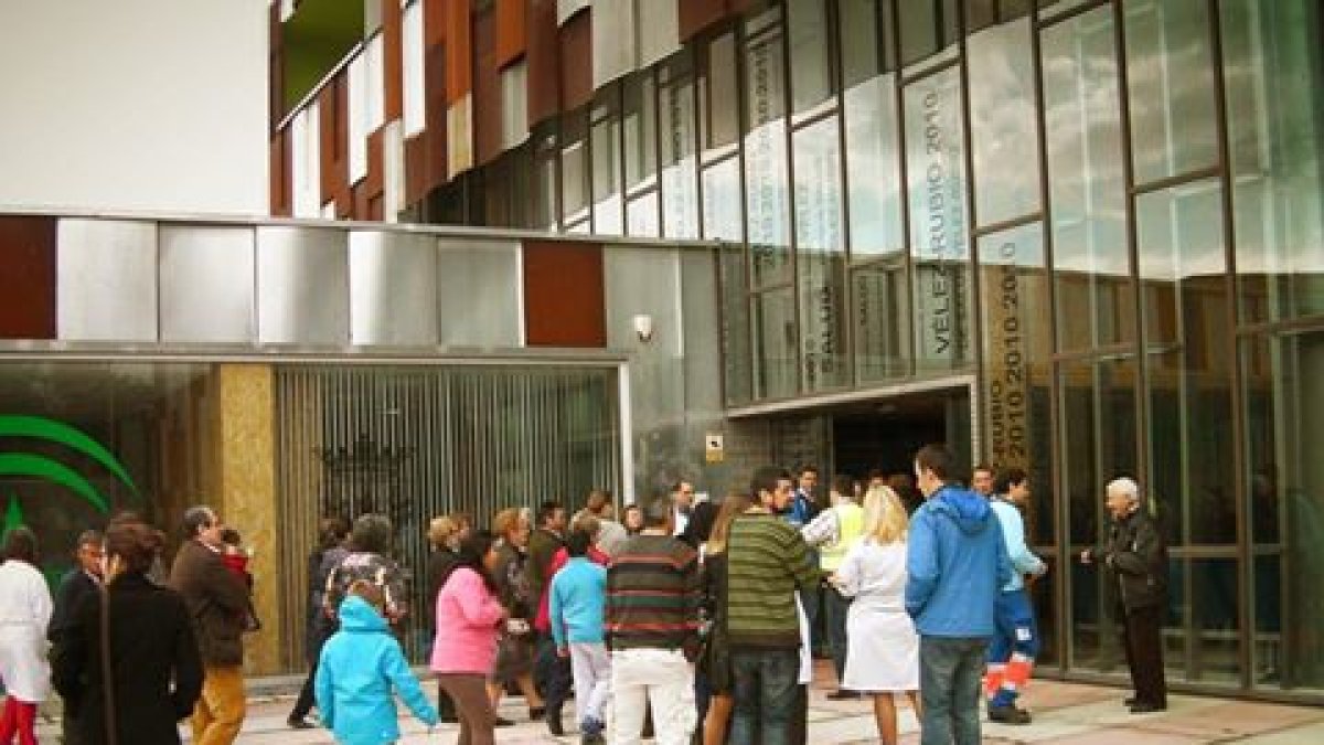 Usuarios y personal del centro de salud a las puerta del edificio.
