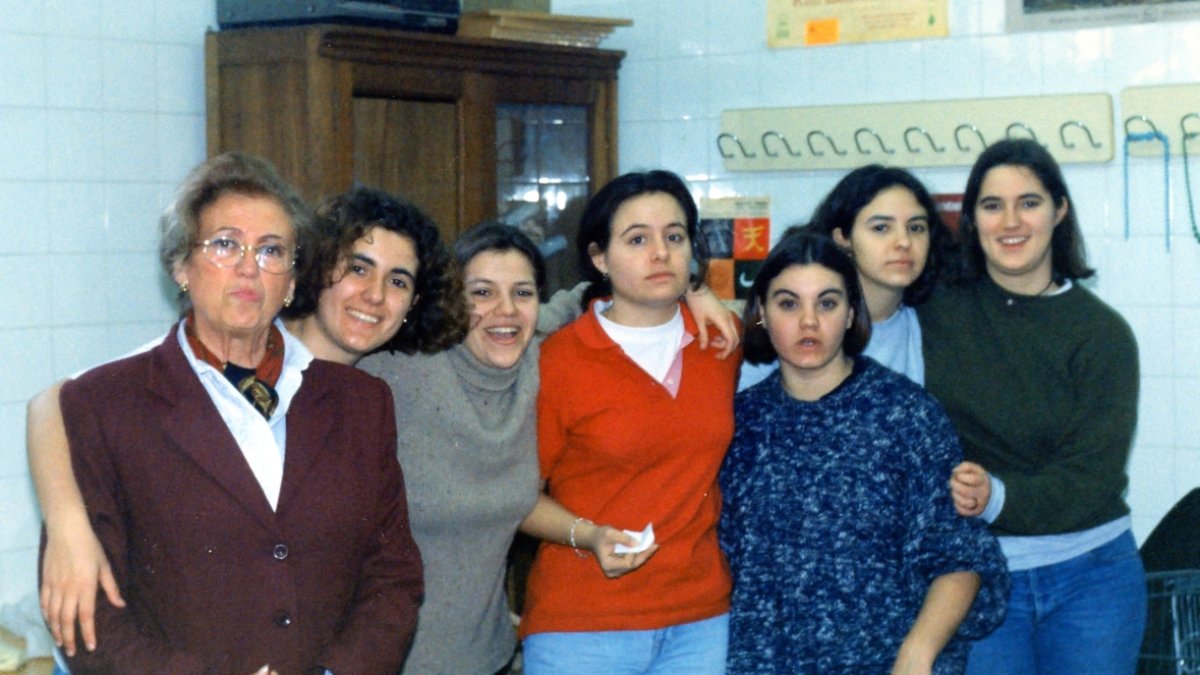 La celadora del instituto con un grupo de alumnas en los años noventa.