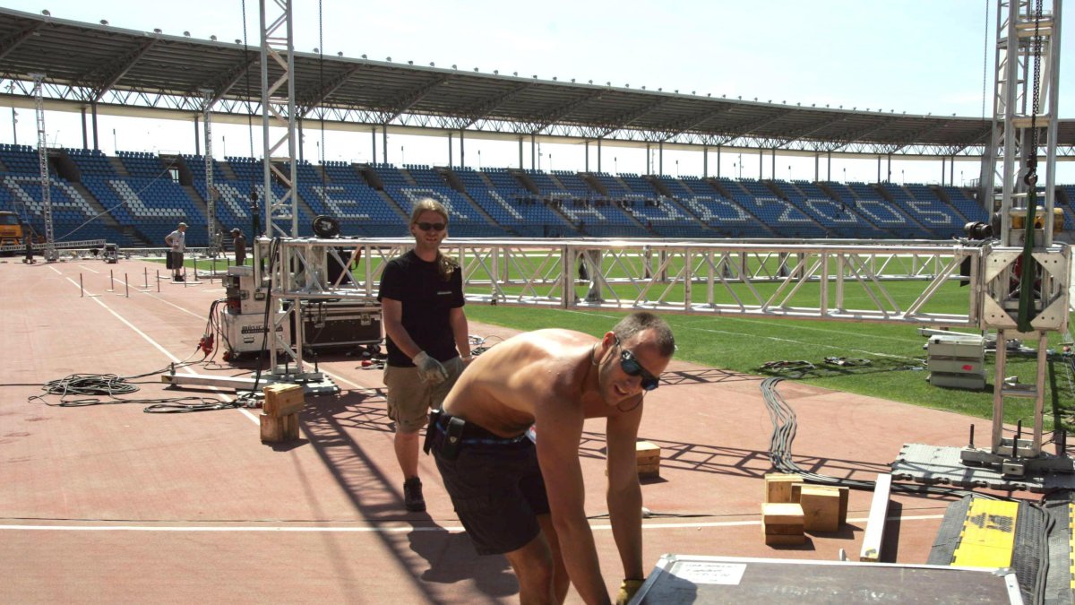 El campo se puede quedar para conciertos de verano y para un fútbol pobre.