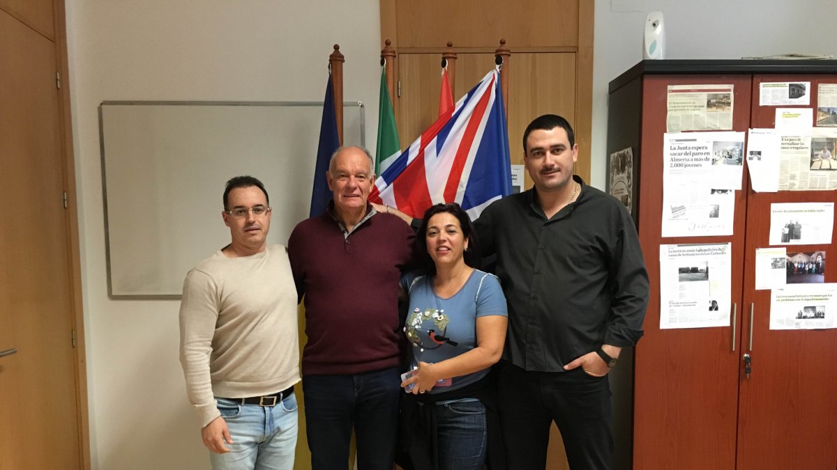 El responsable de la ventanilla de atención en inglés con concejales y el alcalde de Zurgena.