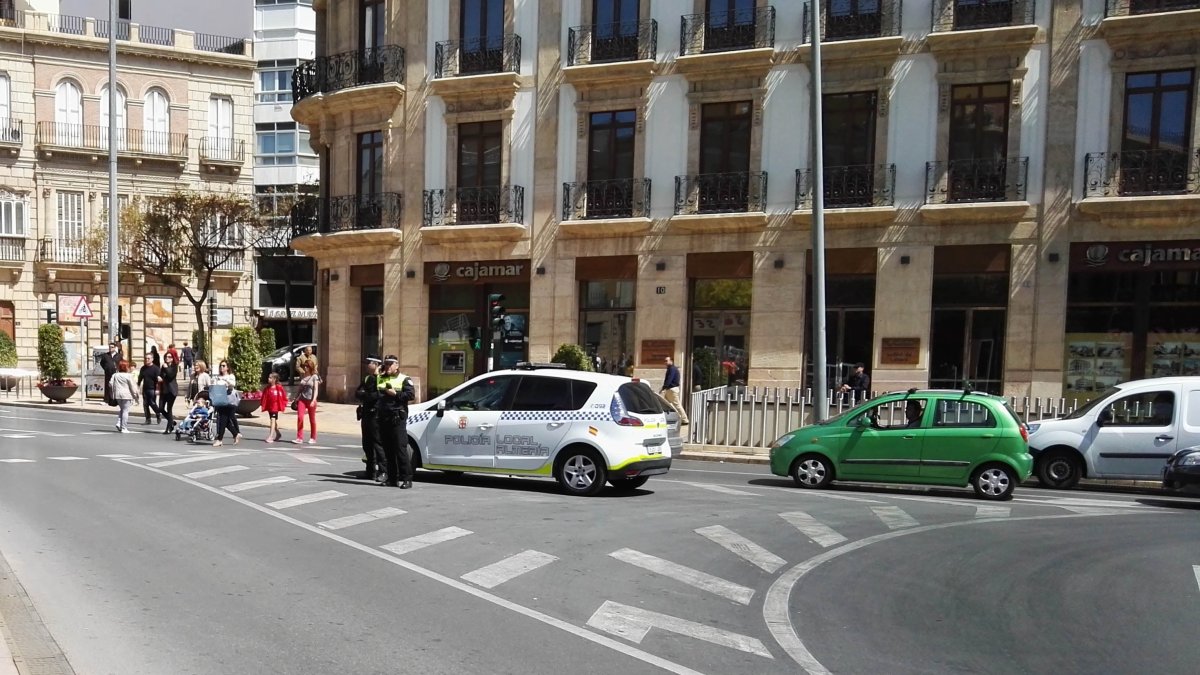 Patrulla de Policía Local en Puerta Purchena.