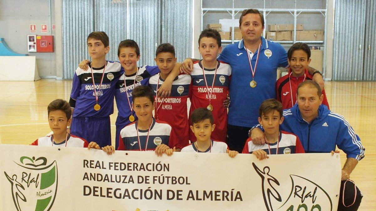 Los campeones posan con la pancarta del Centenario de la Andaluza.