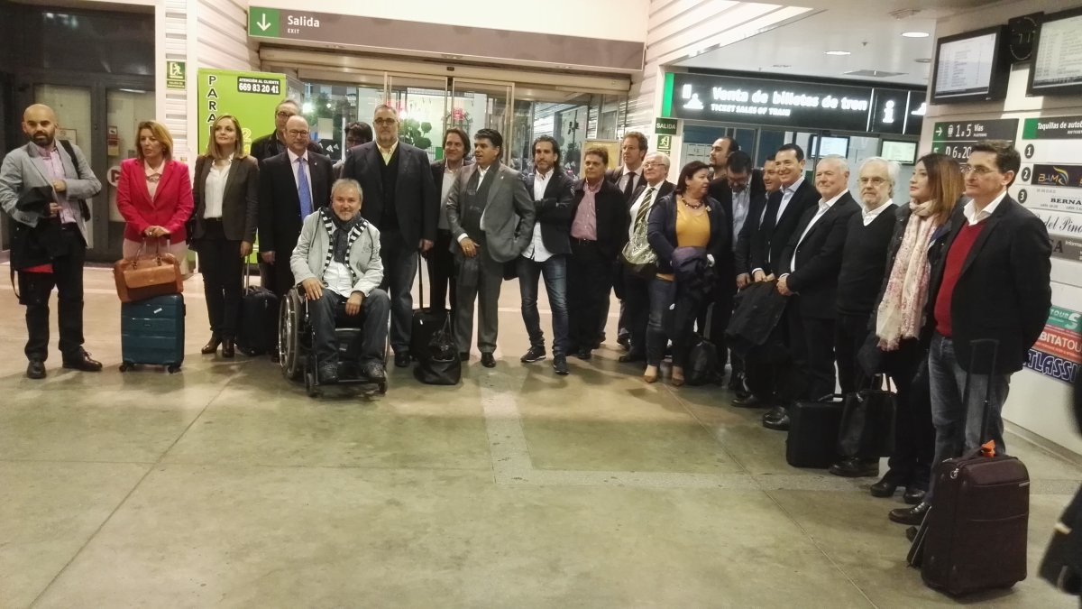 Representantes de varios colectivos y partido políticos a la salida del tren en la Estación Intermodal.