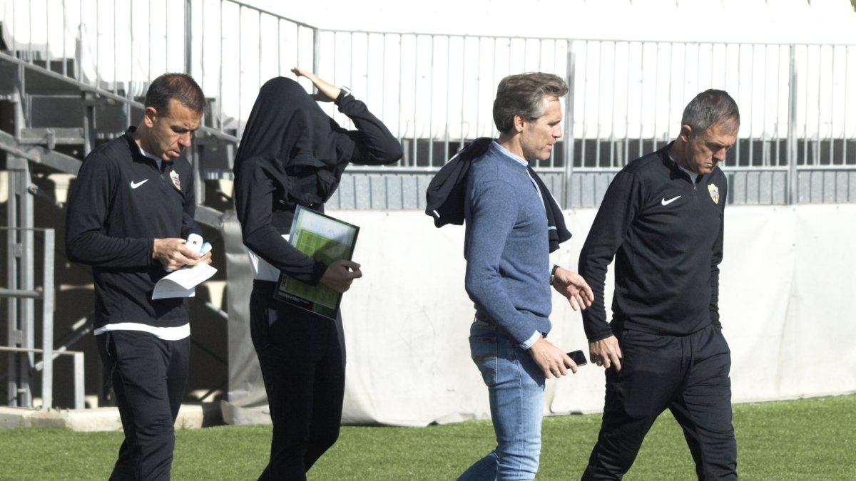 Corona hablando con Lucas y su cuerpo técnico.