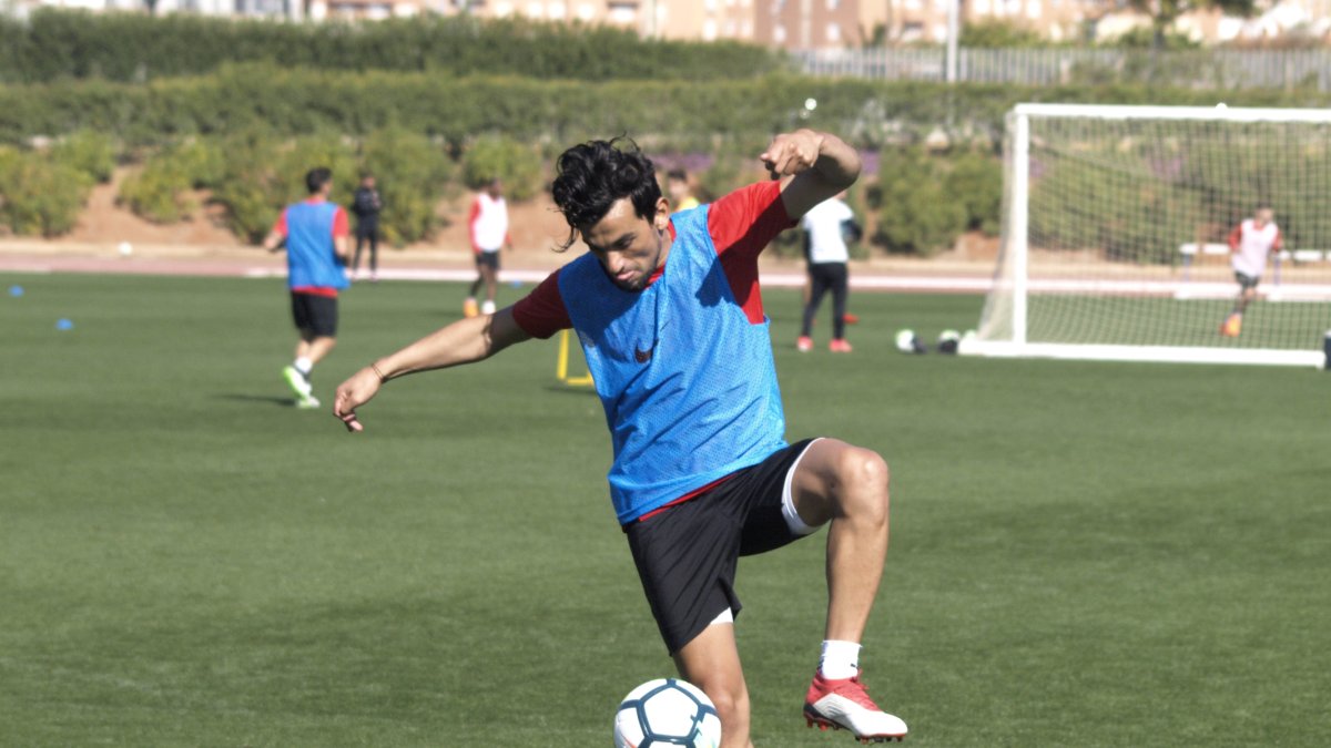 Tino Costa lanzando a portería.