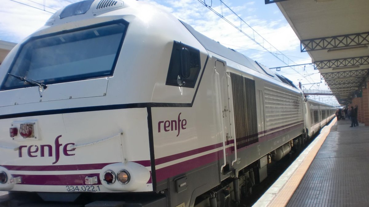 Tren Talgo a Madrid en la estación de Almería.