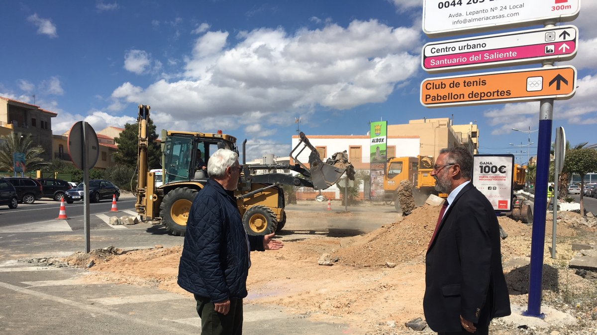 El edil de Obras José Campoy y el alcalde Francisco Torrecillas en las obras.