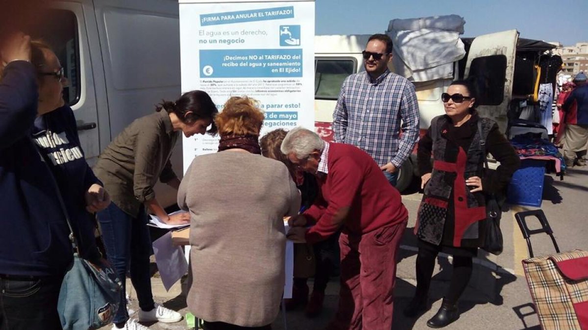 Recogida de alegaciones en el mercadillo de El Ejido.