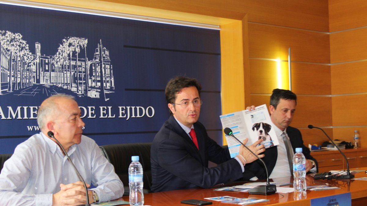 Presentación de la campaña por parte de Francisco Góngora y el responsable de ‘ADN Canino’, Enrique Perigüell.