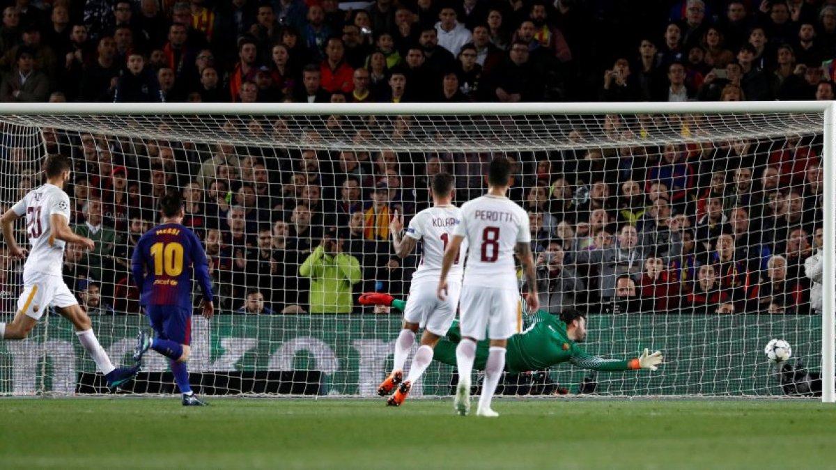 Jugada en la que De Rossi marca en propia meta.