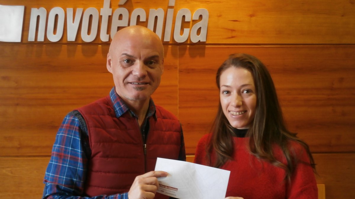 Paco Valdivia y la futura novia con su premio.